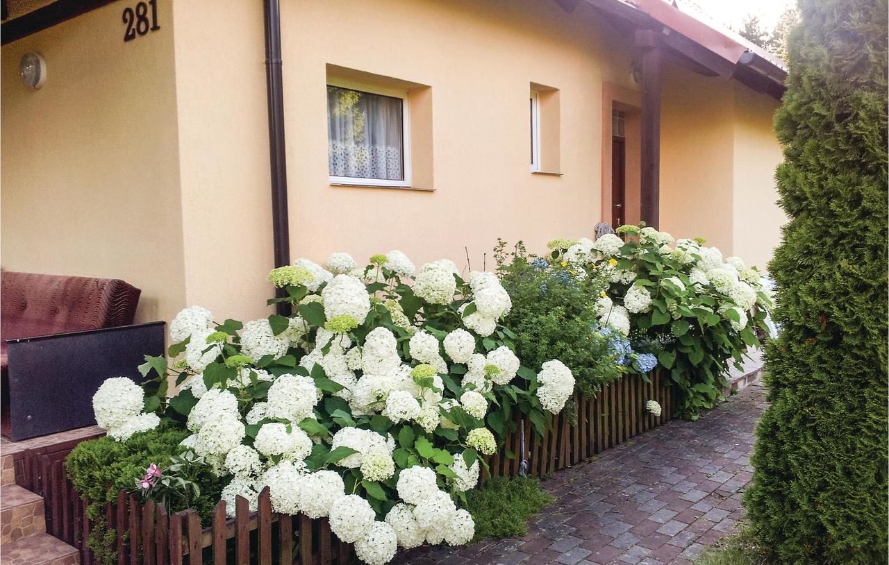 Дома для отпуска Three bedroom holiday home in Sikorzyno Голубе-5